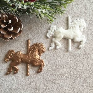 Лошадка с детской карусели 7,2х6,3 см, мод. пл., цв.: белый/ПД986 ― Творча майстерня ДекоПарк