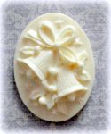 Камея с новогодними колокольчиками, мод. пл., цв.: бел., 38х28мм