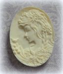 Камея Дама, модель. пластик, оттенки белого, 38х27мм