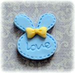 Д. эл. 050, Зайчик love, цв. голубой, 25х23 мм, модель. пластик