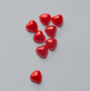 Д. эл. 210, Серце красное, 8 мм, модель. пластик, 1шт ― Творча майстерня ДекоПарк