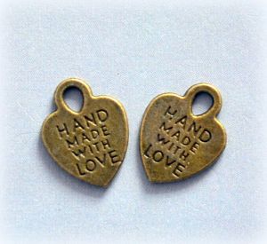 Подвеска Сердце Hand made with love, цв. сер., 15x12 мм, (scb531) ― Творча майстерня ДекоПарк