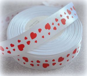 Лента 1-057, атласная 2,5см, Сердца на белом, (лен88), 1 ярд (91см) ― Творча майстерня ДекоПарк