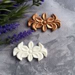 Накладка Цветок 8,5х5,3 см, модельный пластик белого цвета/ ПД784Б