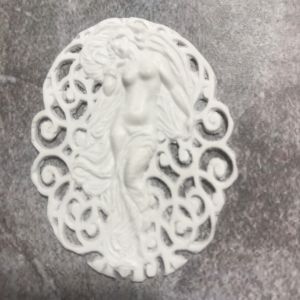 Девушка с шалью, накладка ажурная 5,5х4,2 см, гибкая/ гд937 ― Творча майстерня ДекоПарк