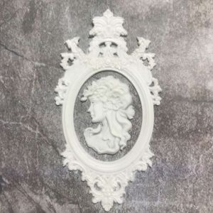 Рамочка ажурная с дамой с цветком, 9х4,8 см, гибкая/ гд938 ― Творча майстерня ДекоПарк