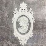 Рамочка ажурная с дамой с цветком, 9х4,8 см, гибкая/ гд938