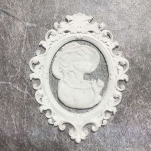 Рамочка ажурная с дамой в шляпе,  5,6х4,4 см, гибкая/ гд936 ― Творча майстерня ДекоПарк