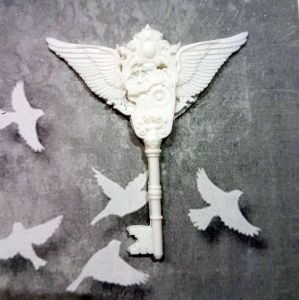 Ключ с крыльями Стимпанк, мод. пл., цв. бел., 7х6,2 см / пд634 ― Творча майстерня ДекоПарк
