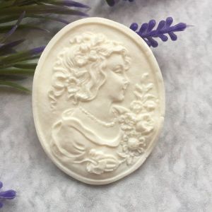 Камея большая Дама с цветами, модельный пластик, цв.: белый, 5,3х4,3 /пд333 ― Творча майстерня ДекоПарк