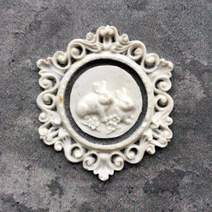 Рамка круглая ажурная 4,5 см +камея Кролики 2,2 см, гибкая, цв.: бел. /гд406  ― Творча майстерня ДекоПарк