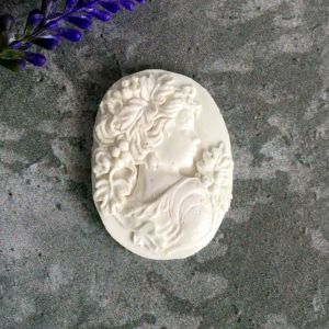 Камея Дама с виноградом, 43х32 мм, гибкий полимер / гд795 ― Творча майстерня ДекоПарк