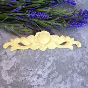Вензель из полимера Роза с бутонами, 12,9х3,4 см, цвет сгущеного молока / гпд055 ― Творча майстерня ДекоПарк
