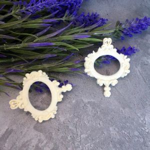 Ажурная овальная рамка, мод. пл., цв. бел., 5х4 см под камею 1,8х2,4 см /ПД958мал ― Творча майстерня ДекоПарк