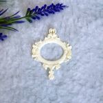 Ажурная овальная рамка, мод. пл., цв. бел., 5х4 см под камею 1,8х2,4 см /ПД958мал