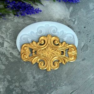 Вензель центр 8х5,3 см, мод. пл, бел. цв. /пд977 ― Творча майстерня ДекоПарк