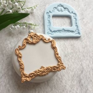 Рамка ажурная квадратная 8,2х8,8 см, внутри 6,5х5,5 см, гибкая, цвет: белый/гд922 ― Творча майстерня ДекоПарк
