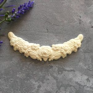 Вензель закругленный с цветами, 9,5х2,2 см/ пд677 ― Творча майстерня ДекоПарк