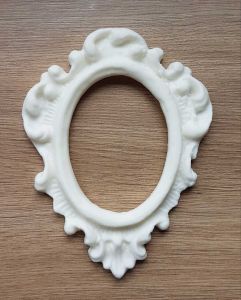 Ажурная овальная рамка, мод. пл., цв. бел., 13,5*10,3 см, серединка 7,3*5,3 см/ПД1047 ― Творча майстерня ДекоПарк